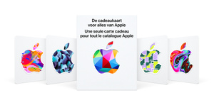 Cartes cadeaux Apple, fond blanc, cinq logos Apple aux motifs différents&nbsp;: pixels et taches abstraites multicolores, motif camouflage, motif géométrique 3D aux multiples couleurs vives, points et lignes épaisses aux bords arrondis, et motif abstrait aux couleurs tourbillonnantes, texte&nbsp;: Tout Apple. Dans une carte cadeau.