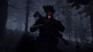 Soldat im Wald bei Nacht raucht Zigarette mit Gewehr — Ruf Wallpaper