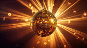 Bola de discoteca dorada colgando y reflejando haces de luz brillantes en una habitación oscura. — Fiesta Fondos de pantalla
