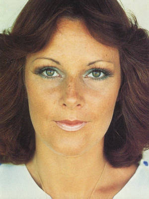 Woman with brown hair and green eyes in a vintage studio portrait. — Abba Wallpaper