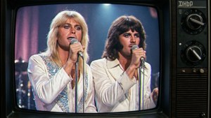 Two male singers in white outfits performing on a retro TV screen. — Abba Wallpaper