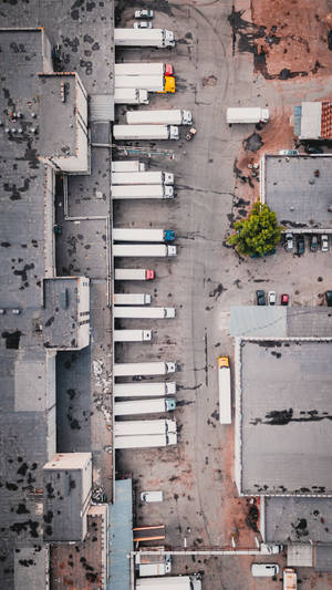 Overblik over industrielle lastbiler parkeret ved et lagerkompleks. — Lastbil Wallpapers