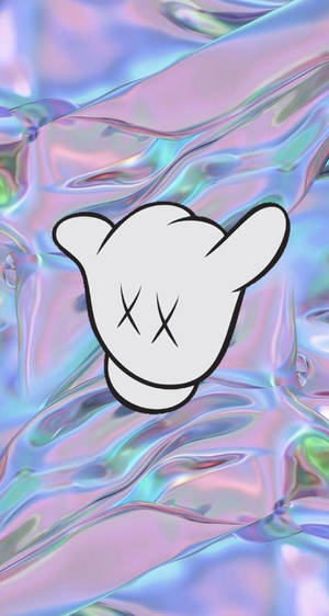 Tangan shaka dengan mata X di latar belakang cairan iridescent — Kaws Wallpaper