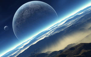 Fremder Planet erhebt sich über Bergkette mit kleinerem Mond am Himmel — Computer Wallpaper