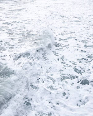 Skummande havsvågor som rullar in med texturerat vitt skum och gråblått vatten. — Wave Bakgrundsbilder