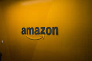 Amazon-logo keltaisella seinällä toimistoympäristössä. — Amazon Taustakuvat