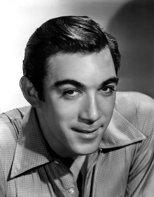 Anthony Quinn Tersenyum Menggoda — Android Wallpaper