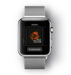 Sølv Apple Watch med mesh-bånd, der viser en brændende abstrakt urskive. — Apple Watch Wallpapers