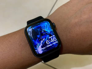 Smartwatch die tijd en fitnessgegevens toont op een blauwe abstracte achtergrond. — Apple Watch Achtergronden