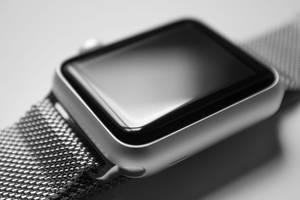 Strak zilverkleurig smartwatch met mesh-band en reflecterend scherm. — Apple Watch Achtergronden