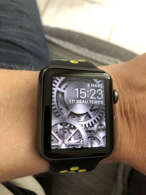 Smartwatch met tandwielthema-scherm dat tijd en weer op de pols toont. — Apple Watch Achtergronden