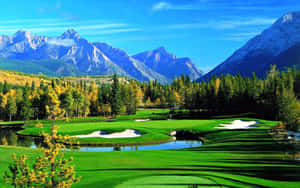 Golfbane med bjerge og efterårstræer under blå himmel — Golfbane Wallpapers