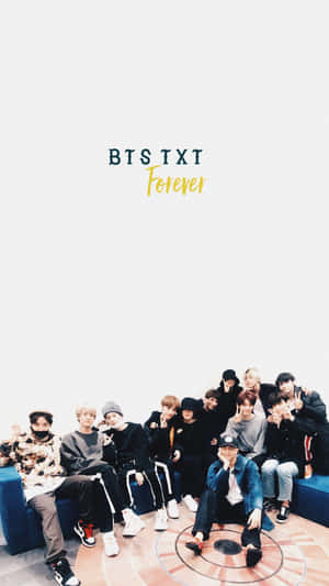 BTS TXT groepsfoto zittend op blauwe bank met 'Forever' tekst — 9:16 Achtergronden