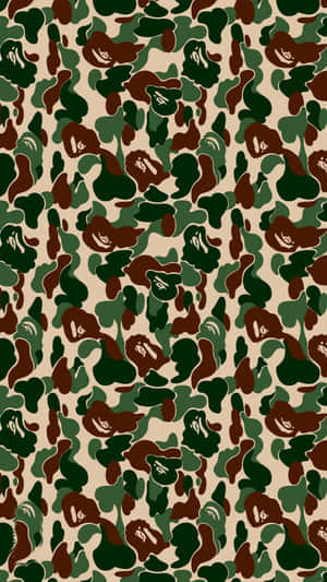 Padrão de camuflagem com logotipos de rosto estilizados repetitivos em verde, marrom e bege. — Moda Papéis de Parede
