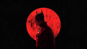Batman i silhuet mod en rød måne på en mørk himmel. — Desktop Wallpapers