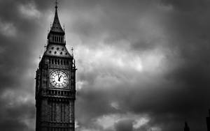 Big Ben Uhrturm gegen einen stürmischen Himmel in Schwarz-Weiß. — Epic Wallpaper