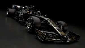 Vettura di Formula 1 nera e oro con marchio V Rich Energy in studio buio. — Auto Sfondi