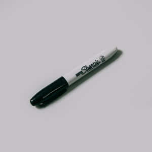 En svart Sharpie-marker med lock på en ljusgrå bakgrund. — Plain Bakgrundsbilder