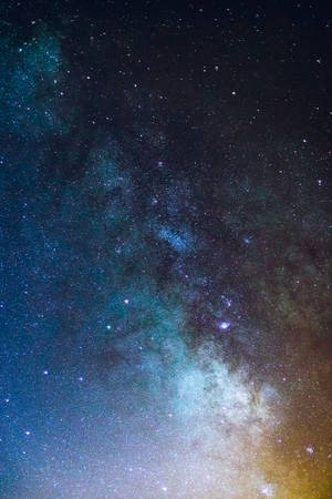 Mælkevejsgalaksen gløder med blå og gyldne stjerner på en mørk nattehimmel. — Stjerner Wallpapers