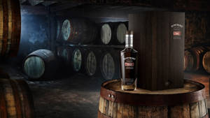 En flaske Bowmore 1965 whisky på en tønne i et mørkt whiskylager. — Whiskey Bakgrunner