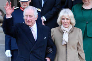 Kung Charles III och drottning Camilla vid en offentlig tillställning som vinkar till folkmassan. — Wave Bakgrundsbilder