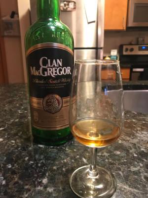 En whiskyflaske og et glass på en kjøkkenbenk. — Whiskey Bakgrunner