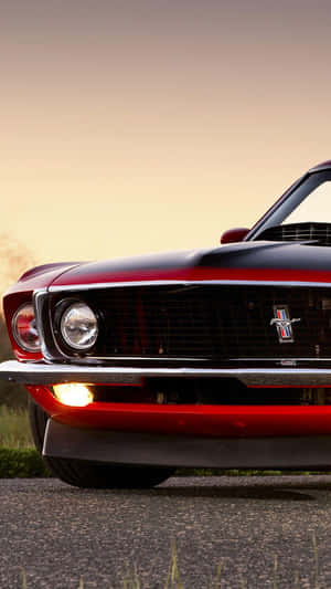 Close-up de um carro clássico Mustang vermelho ao pôr do sol em uma estrada. — Retrô Papéis de Parede