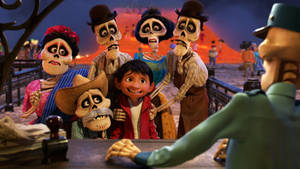 Poika hymyilevien luurankojen ympäröimänä Day of the Dead -alttarilla. — Coco Taustakuvat