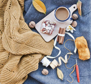 Hyggeligt efterårshåndværk og kaffearrangement med striktøj, wienerbrød og kanel. — Gold Wallpapers