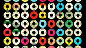 Uma coleção de rótulos de discos vintage coloridos dispostos em um padrão de grade. — Retrô Papéis de Parede