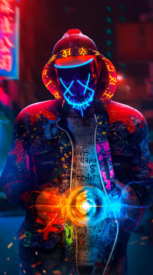 Neon maskierte Gestalt hält leuchtende Kugel in Cyberpunk-Stadtgasse. — Cool Wallpaper