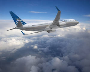 Copa Airlines flygplan flyger ovanför moln under klarblå himmel — Moln Bakgrundsbilder
