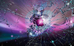 Logo Apple brillant à travers du verre brisé sur un fond cosmique étoilé. — MacBook Fonds d'écran