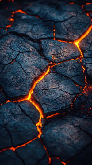 Lava che brilla di arancione in profonde crepe di roccia vulcanica scura — Fuoco Sfondi