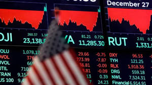 Drapeau américain devant des écrans de données du marché financier montrant des tendances à la baisse. — Dow Jones Fonds d'écran