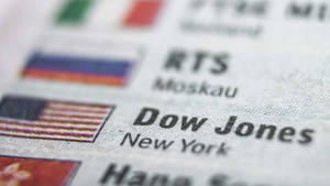 Journal montrant des données boursières avec des drapeaux et des noms de villes. — Dow Jones Fonds d'écran