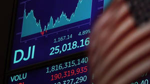 Écran de données financières montrant le graphique boursier DJI et le volume avec un drapeau américain en arrière-plan. — Dow Jones Fonds d'écran