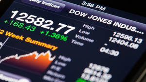 Écran de téléphone montrant le graphique boursier Dow Jones avec tendance à la hausse et chiffres verts. — Dow Jones Fonds d'écran