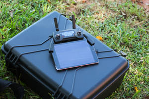 Dronecontroller og tablet på en sort kasse på græs — iPad Mini Wallpapers