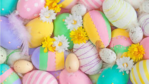 Oeufs de Pâques Peints et Décorés sur le Bureau — Printemps Fonds d'écran