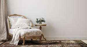 Elegante chaise longue vintage con almohadas blancas y patrón floral sobre una alfombra estampada. — Inicio Fondos de pantalla