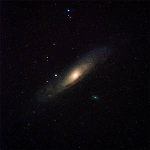 Galáxia espiral com núcleo brilhante e braços giratórios entre estrelas distantes. — Universo Papéis de Parede