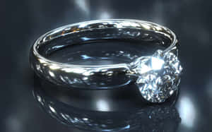 Een glanzende zilveren verlovingsring met een grote diamant op een donker reflecterend oppervlak. — 16:10 Achtergronden