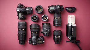 Platte lay-out van professionele fotografie-apparatuur op roze achtergrond — Camera Achtergronden