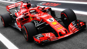 Rød Ferrari Formel 1 racerbil med nummer 5 på en racerbane.