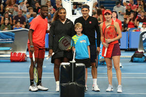 Cinque tennisti professionisti e un ragazzino che posano su un campo da tennis blu. — Federer Sfondi