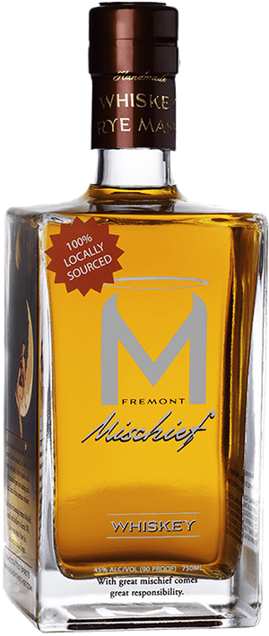 En flaske Fremont Mischief whisky med ravfarget væske og brun kork. — Whiskey Bakgrunner