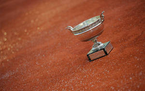 Trofeo di tennis argentato su campo in terra rossa — Francese aperto Sfondi