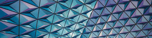 Geometrisk blåt og lilla trekantet arkitektonisk mønster på en moderne bygning. — Mønster Wallpapers
