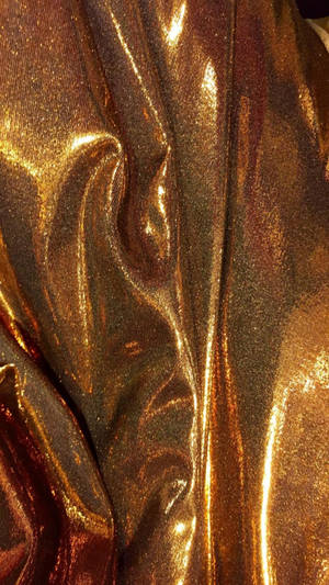Gyldent stof med skinnende folder og gnister, der reflekterer lys. — Gold Wallpapers